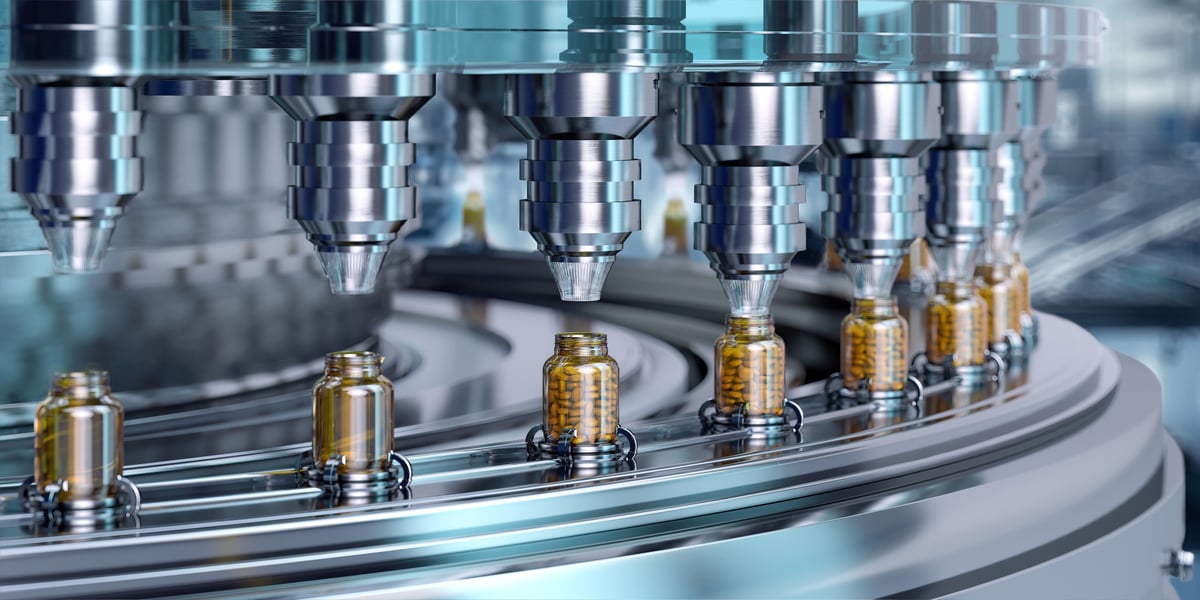 Automated tablet filling machine with glass bottles on a pharmaceutical production line